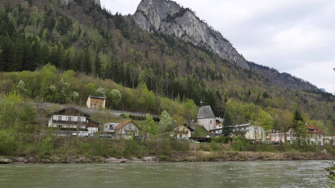 Die Drei Kreuze und die Leprosenhauskapelle prägen seit Jahrhunderten die Stadtansicht von Halllein. Die Drei Kreuze und die Leprosenhauskapelle prägen seit Jahrhunderten die Stadtansicht von Halllein.
