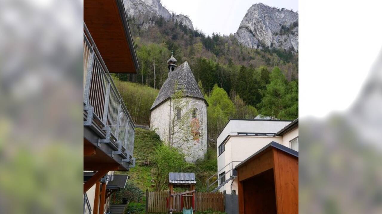 Blick vom Salzachufer auf die Leprosenhauskapelle. Blick vom Salzachufer auf die Leprosenhauskapelle.