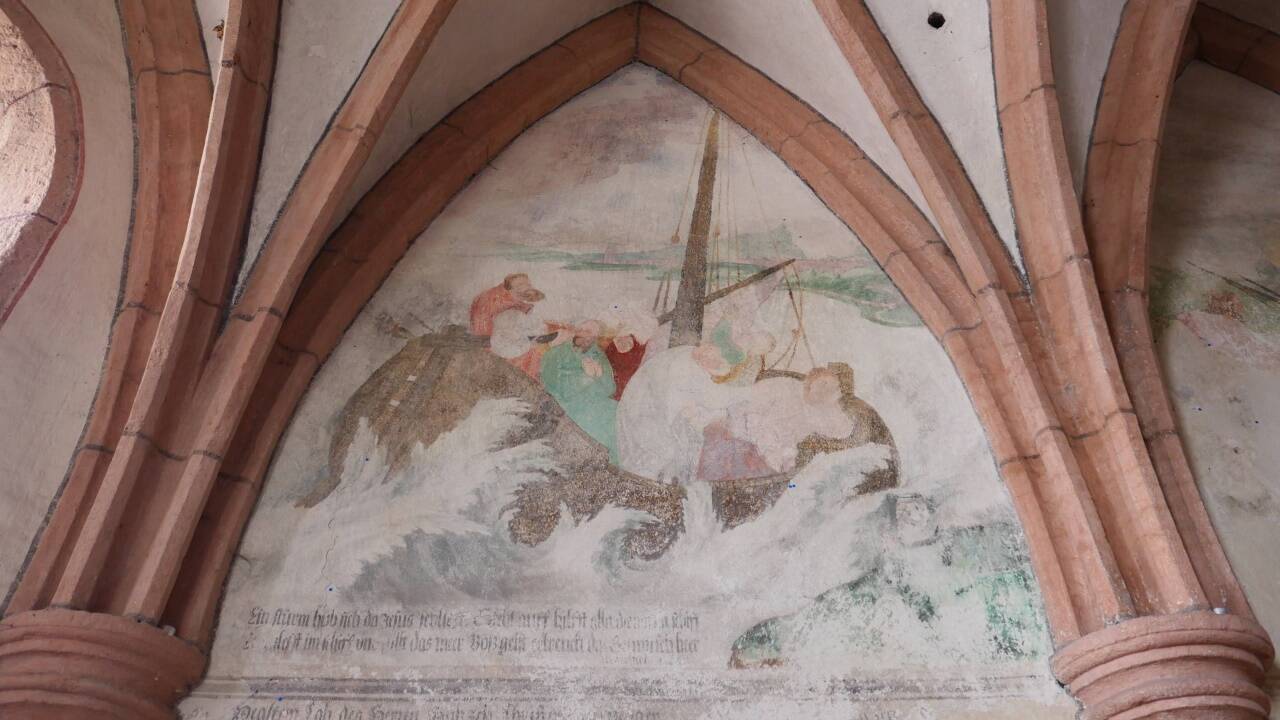 Reste von Fresken in der Kapelle. Reste von Fresken in der Kapelle.