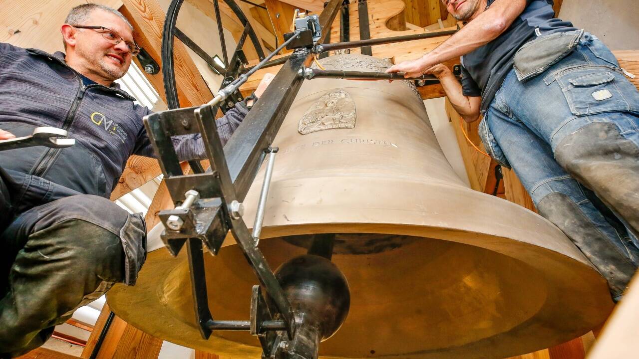 Die Tiroler Turmtechniker Karl Munter (links) und Roland Graßmayr haben die Glocke montiert. 