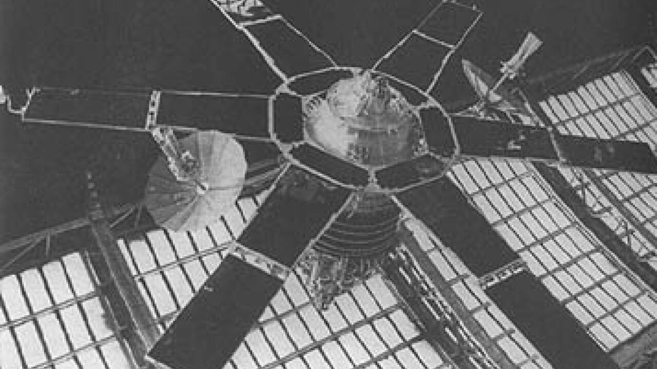 1965: Die Sowjetunion bringt ihren ersten Fernsehsatelliten, Molnija-1, auf eine Umlaufbahn. 1965: Die Sowjetunion bringt ihren ersten Fernsehsatelliten, Molnija-1, auf eine Umlaufbahn.