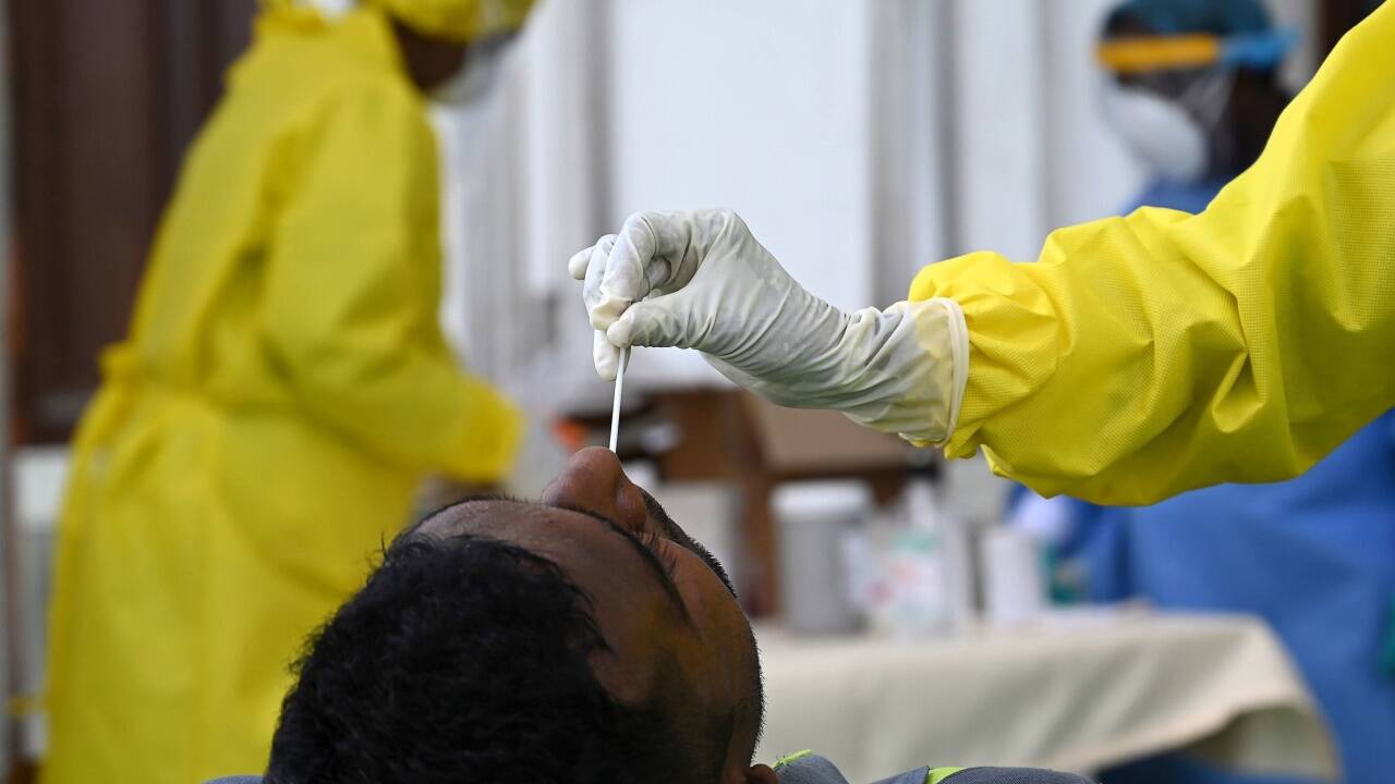 Im Bild ein Corona-Test in Colombo, der Hauptstadt Sri Lankas. 