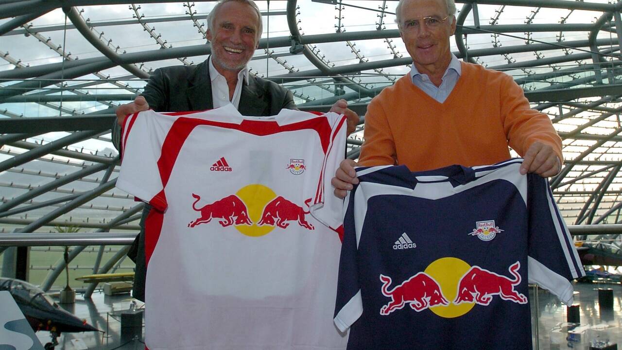 Dietrich Mateschitz (links neben Franz Beckenbauer) präsentierte das neue Fußballdress.  