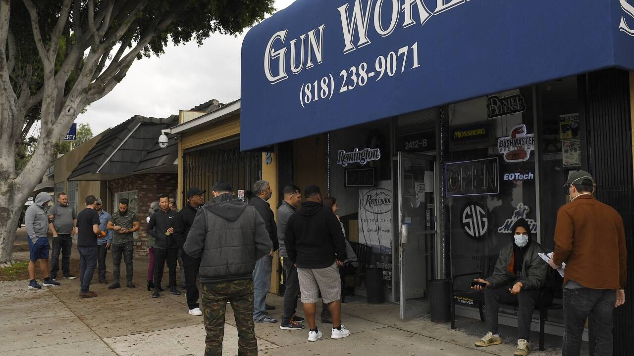 Warteschlange vor einem Waffenladen in Burbank (Kalifornien). 
