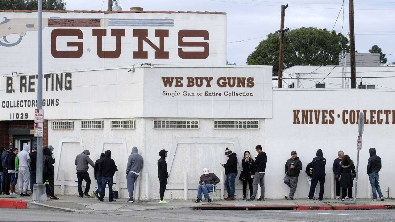 Warteschlange vor einem Waffenladen in Culver City (Kalifornien). 