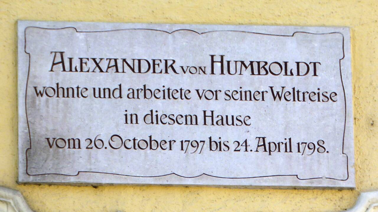 Alexander von Humboldt, gezeichnet im Jahr 1807 in Berlin. <br> Gedenktafel am Haus Schanzlgasse Nr. 14 in Salzburg, wo Humboldt wohnte. 