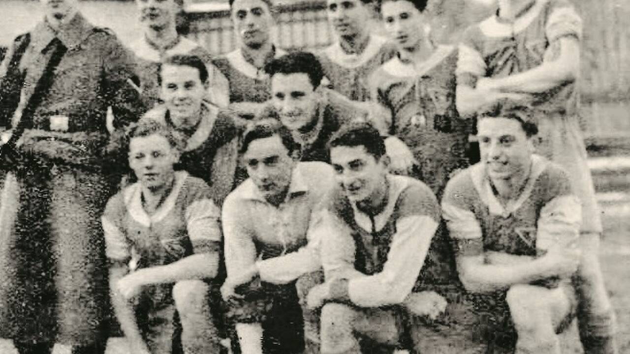 Eines der letzten SAK-Teams im Krieg. Links der zuständige Funktionär Franz Mühlbacher.  