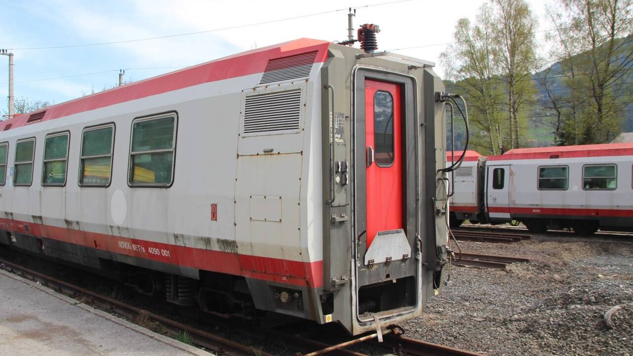 Die ehemaligen Wagen der Mariazellerbahn auf dem Bahnhof Tischlerhäusl. 