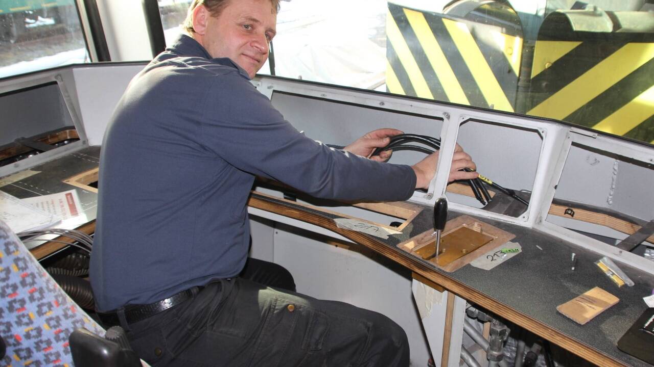 Werkstättenleiter Reinhard Geisler in einem von der Zillertalbahn gekauften Steuerwagen, der gerade erneuert wird.  