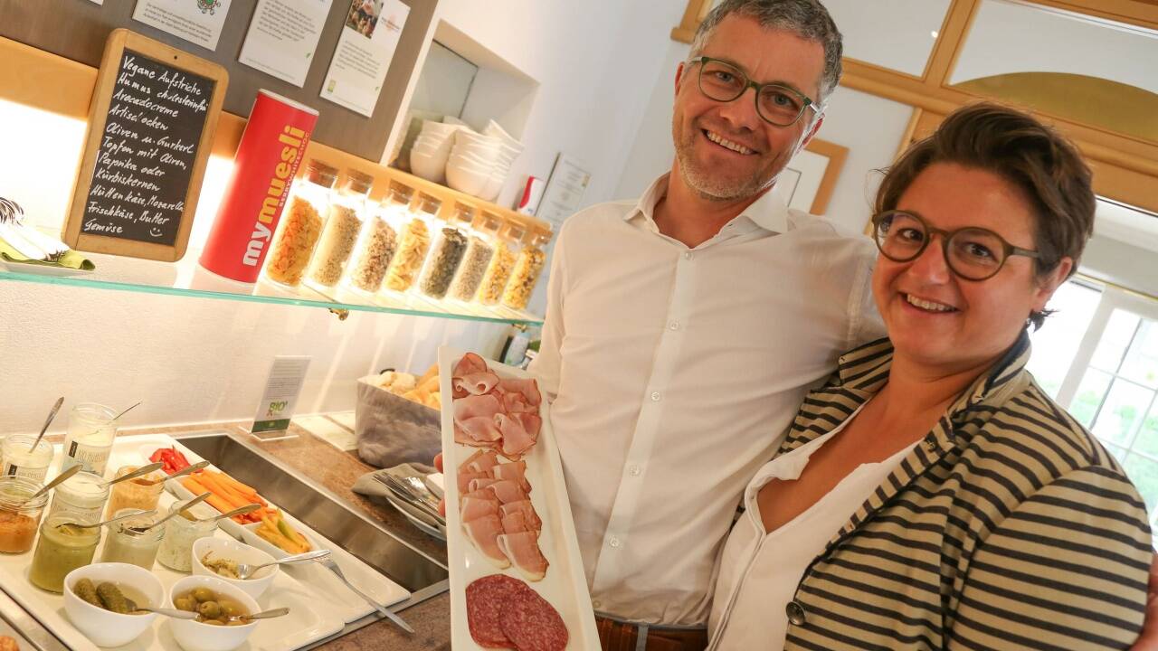 Silvia und Georg Maier haben ihr „Grünes Hotel zur Post“ in Salzburg Maxglan vor einigen Jahren komplett auf Bio umgestellt. Auf das morgendliche Buffet müssen die Gäste derzeit verzichten, gefrühstückt wird à la Carte.  