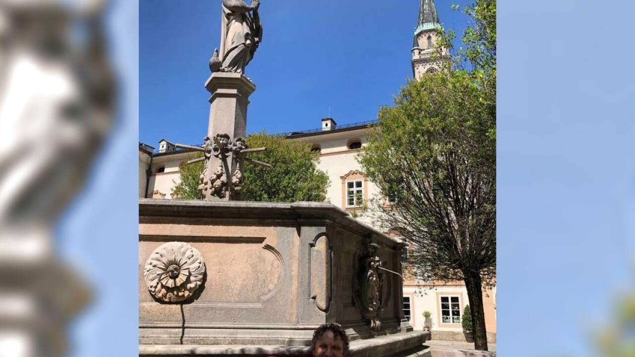 Gegen halb zwei Uhr Mittag kletterte der Haustechniker von Stift St. Peter, Gottfried Flatscher, unter dem Petersbrunnen hervor. Gegen halb zwei Uhr Mittag kletterte der Haustechniker von Stift St. Peter, Gottfried Flatscher, unter dem Petersbrunnen hervor.