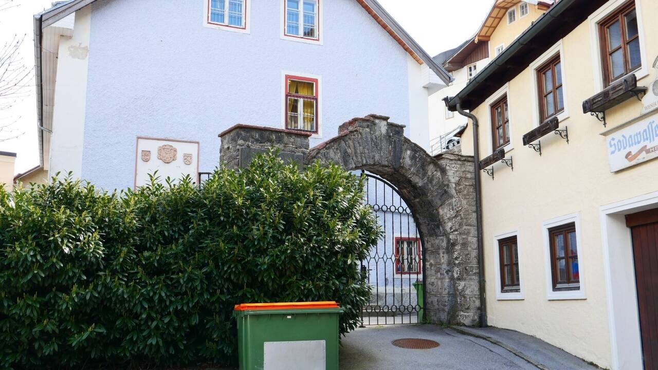 Das steinerne Tor ist vom ehemaligen Pfannhaus Khuenburg geblieben.  
