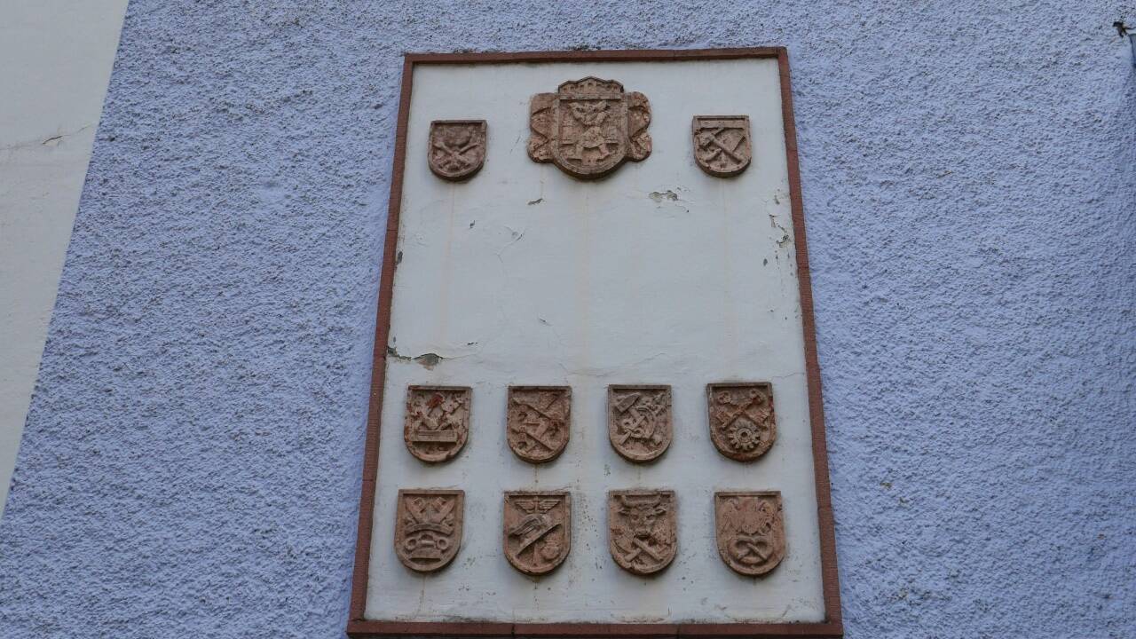 Die Tafel mit den Zunftzeichen auf dem Haus Niedertorplatz 1.  