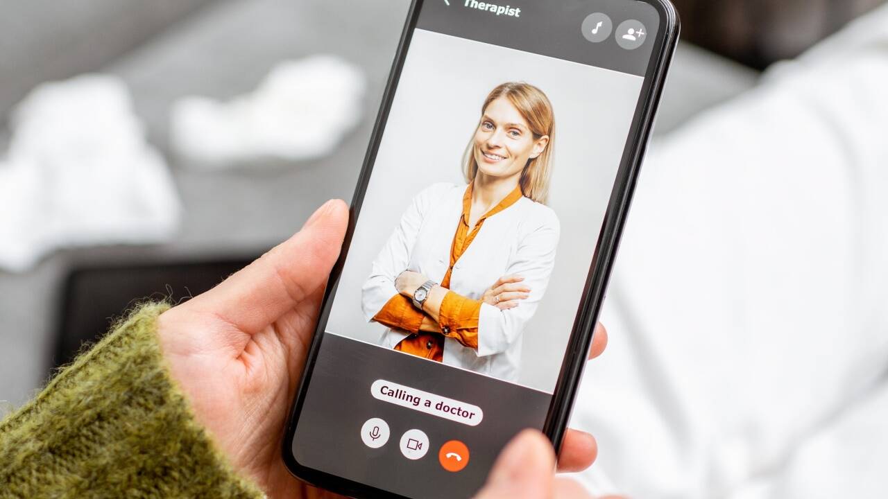 Sich einen Arzt virtuell in das Wohnzimmer zu holen soll nun dauerhaft möglich sein. Etwa auch auf Reisen. Sich einen Arzt virtuell in das Wohnzimmer zu holen soll nun dauerhaft möglich sein. Etwa auch auf Reisen.