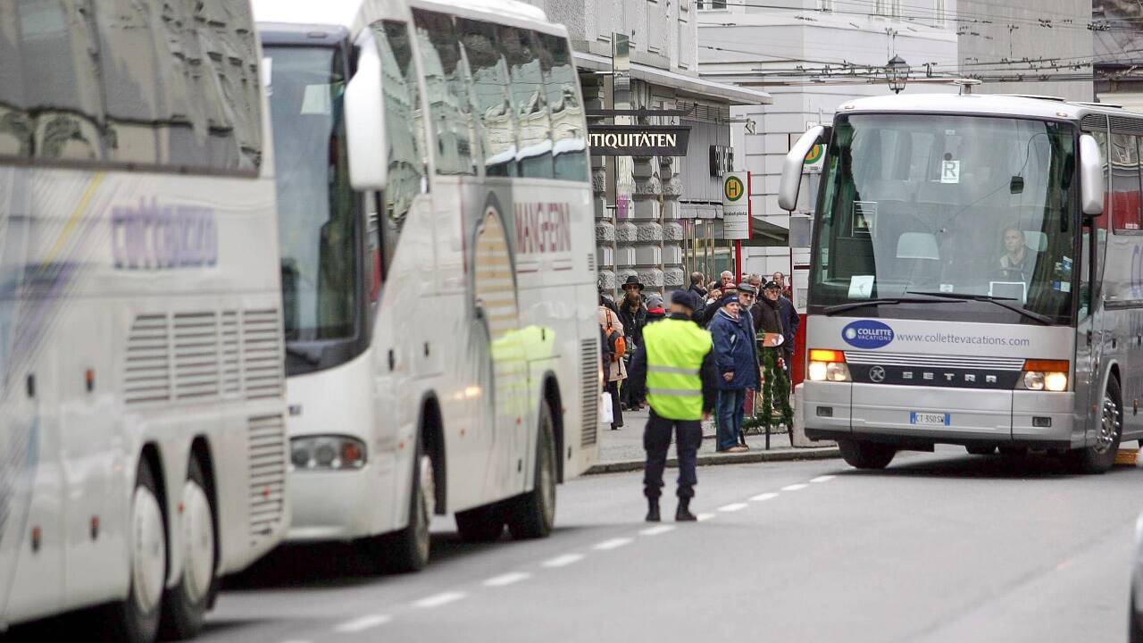 Der Busterminal in der Paris-Lodron-Straße, als der Tourismus noch florierte. 2017 kamen rund 50.000 Reisebusse in der Stadt an, dann wurde die Anzahl auf 38.090 im Jahr 2019 gedrosselt. Der Busterminal in der Paris-Lodron-Straße, als der Tourismus noch florierte. 2017 kamen rund 50.000 Reisebusse in der Stadt an, dann wurde die Anzahl auf 38.090 im Jahr 2019 gedrosselt.