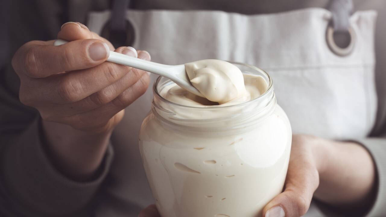 Kaffeejoghurt mit Ahornsirup. 