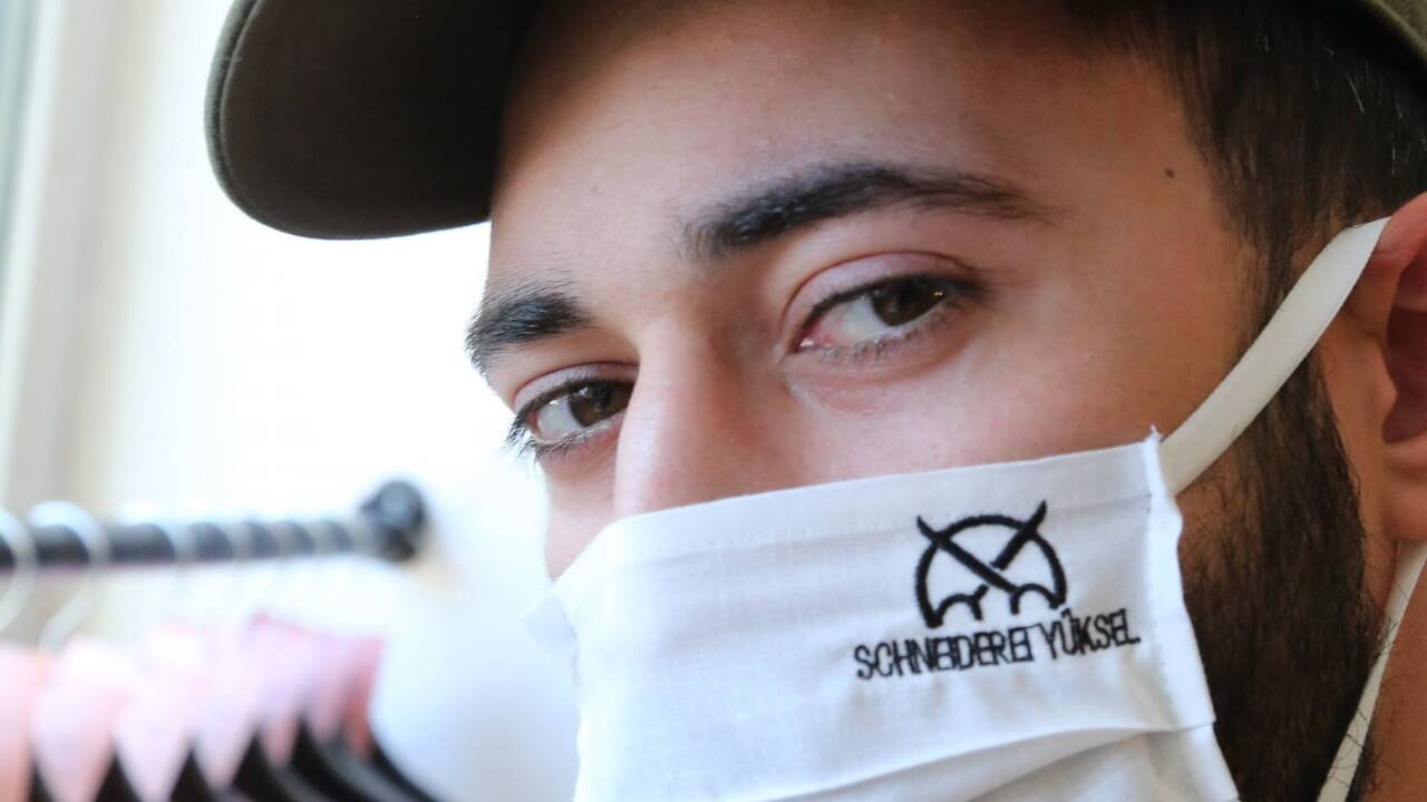 Auch Talha Yüksel trägt – so wie alle seine Mitarbeiter im Betrieb – einen Nase-Mund-Schutz. 