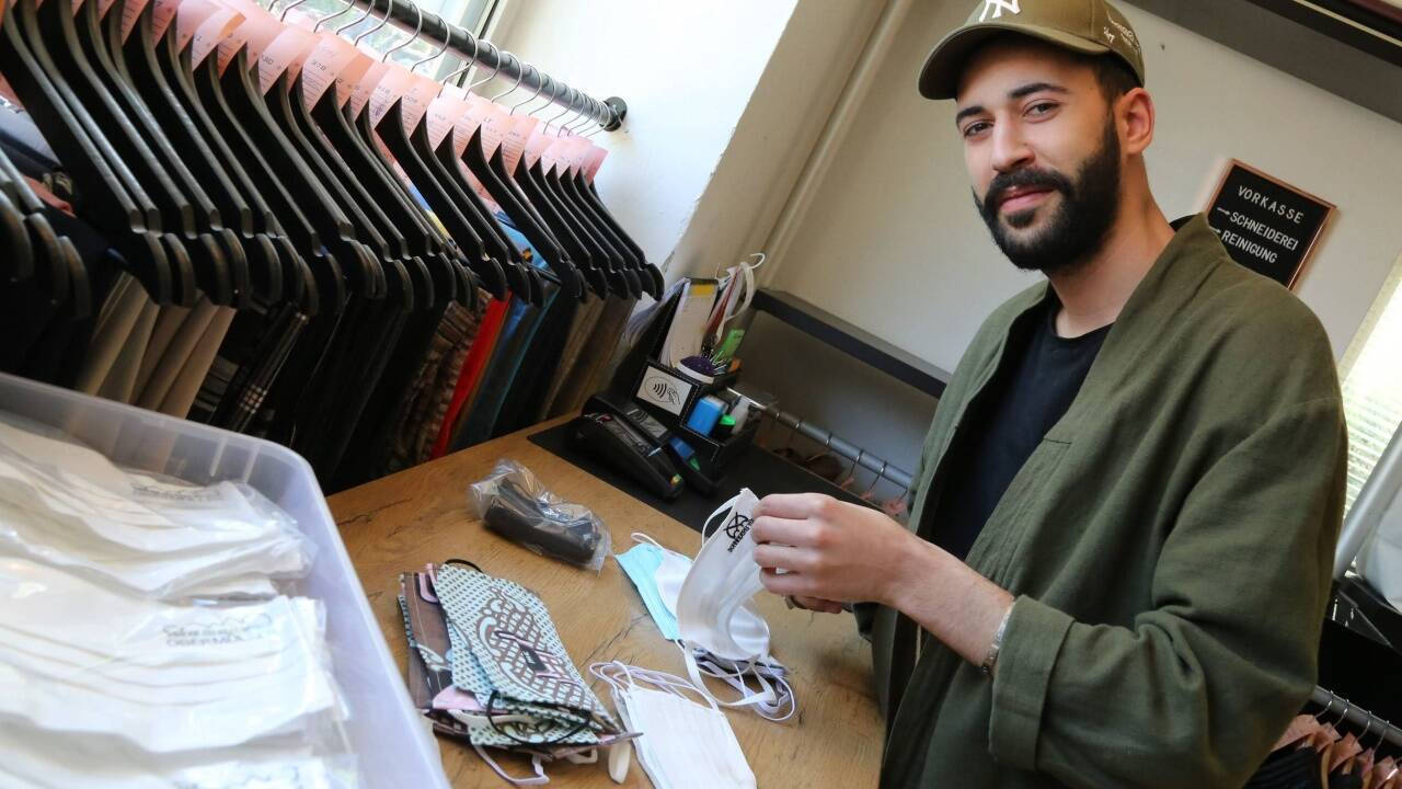 „Wir verwenden zweilagigen Baumwollstoff und weiche, sehr elastische Gummibänder. Die Masken sind alle bei 60 Grad in der Maschine waschbar“, erklärt Talha Yüksel. 