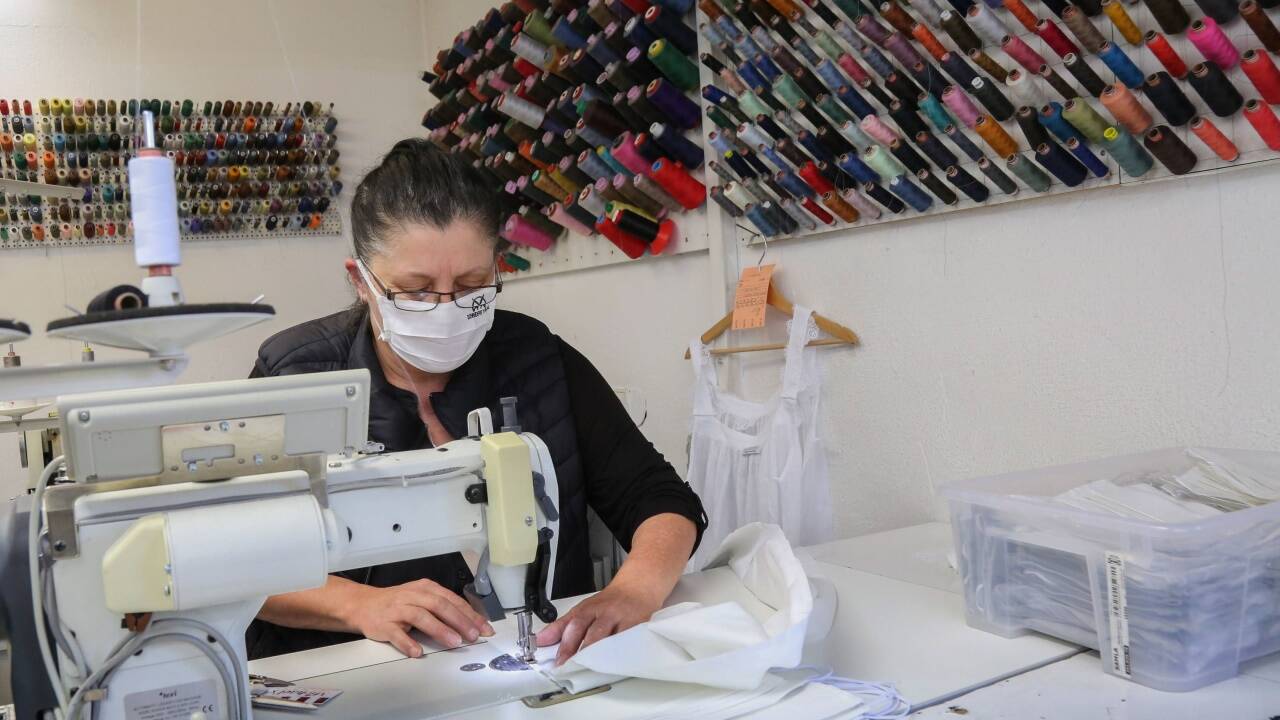 Schon in den vergangenen Wochen hat er fast ausschließlich Nase-Mund-Masken produziert – mit Monogrammen. 