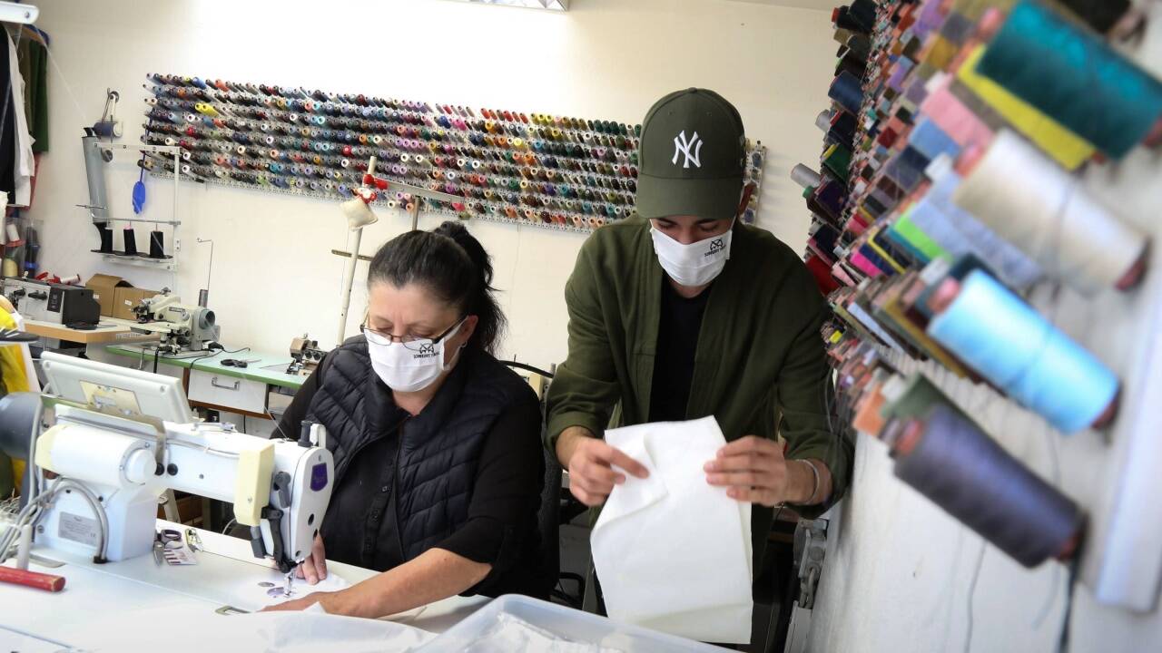 Rund 700 Stück der Stoffmasken haben Yüksel und sein Team in den vergangenen Wochen schon produziert. 