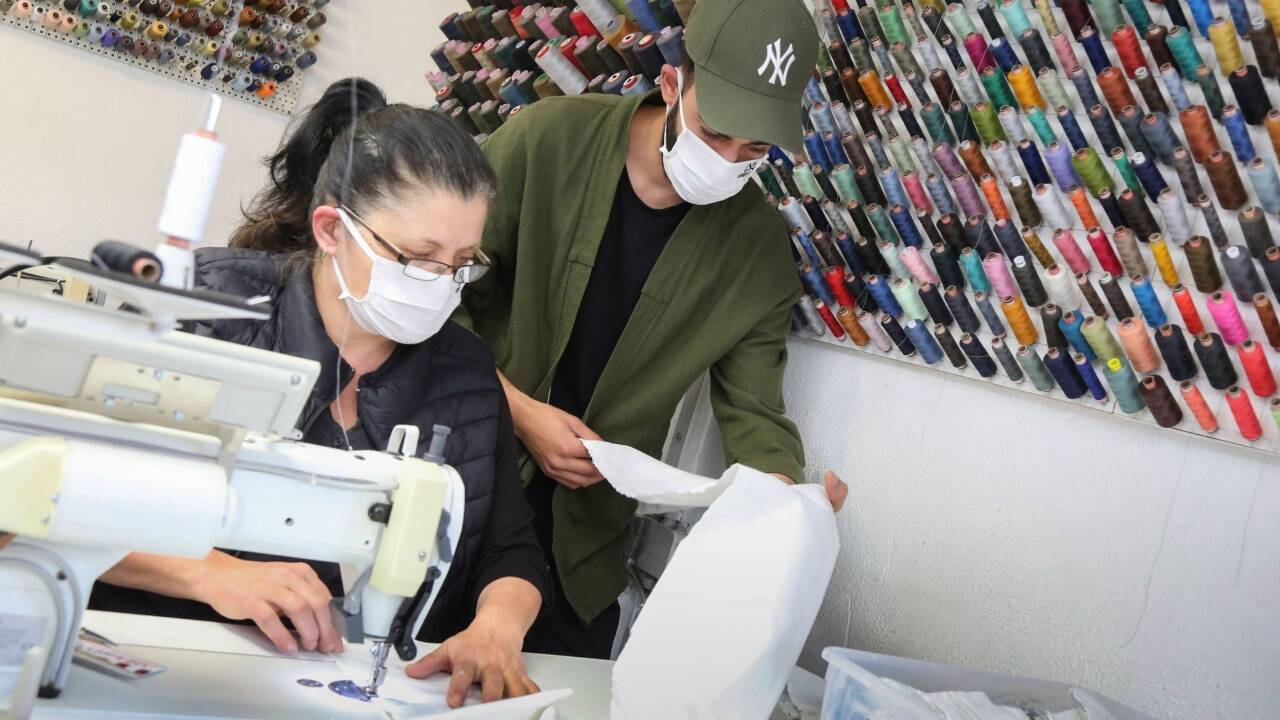 Rund 700 Stück der Stoffmasken haben Yüksel und sein Team in den vergangenen Wochen schon produziert. 