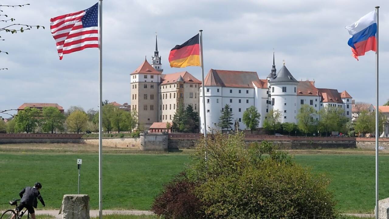 Keine Feier, aber Flaggen von USA, Deutschland, Russland in Torgau Keine Feier, aber Flaggen von USA, Deutschland, Russland in Torgau