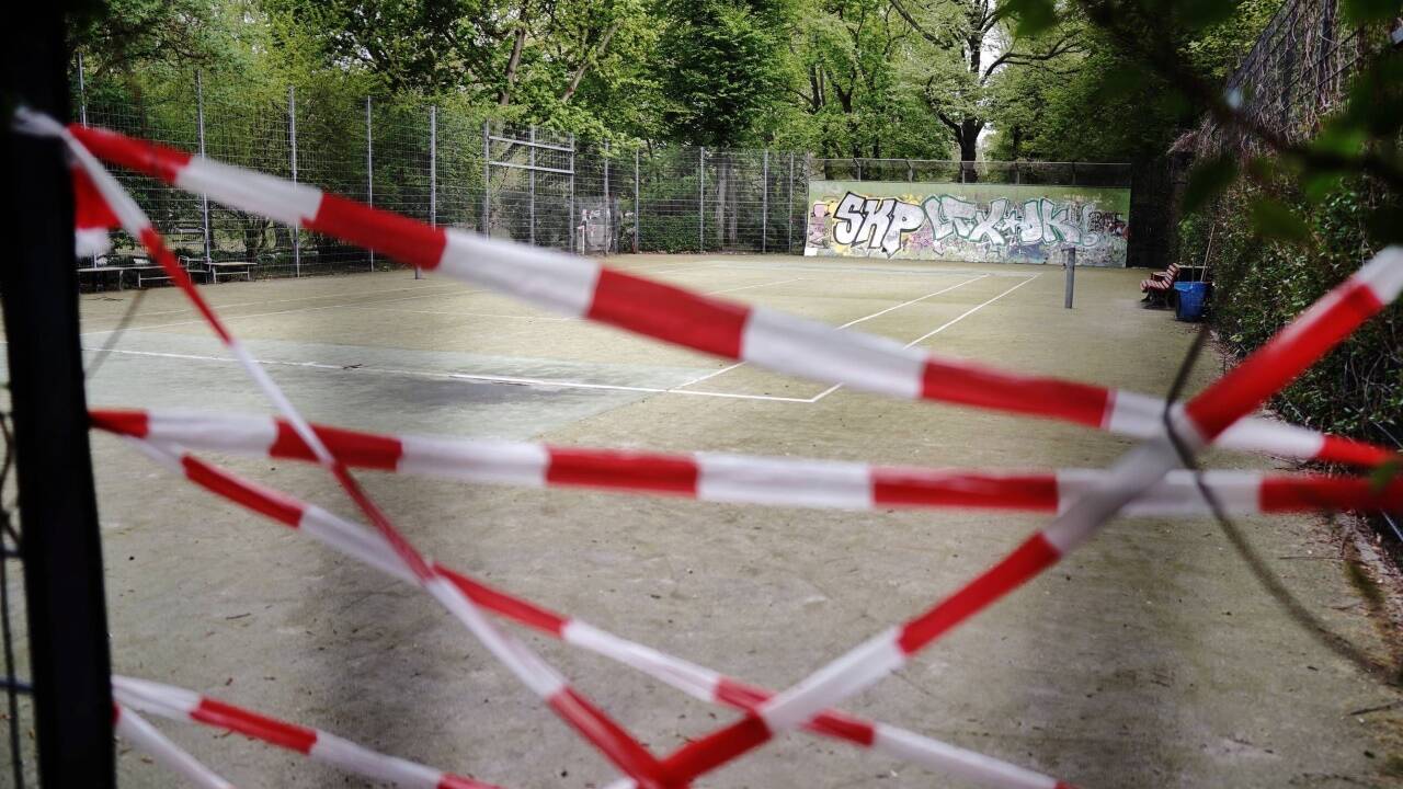 Eingang verboten. Ausgang verboten. Durchgang verboten. Alles verboten. Die Corona-Restriktionen stellen unser gewohntes Leben und die Demokratie in Frage. Die Gefahr besteht darin, dass sich die Gesellschaft an den neuen Zustand der Unfreiheit gewöhnt. Eingang verboten. Ausgang verboten. Durchgang verboten. Alles verboten. Die Corona-Restriktionen stellen unser gewohntes Leben und die Demokratie in Frage. Die Gefahr besteht darin, dass sich die Gesellschaft an den neuen Zustand der Unfreiheit gewöhnt.