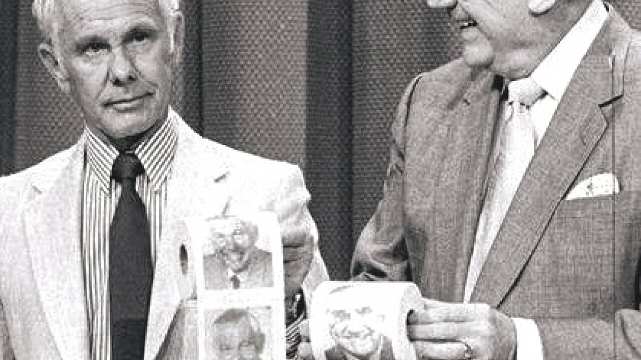 Johnny Carson (l.) scherzte über Klopapier. Ein Fehler. Nbc 