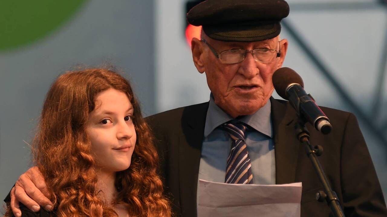 Zeitzeuge Daniel Chanoch mit seiner Enkeltochter im Rahmen des 'Fest der Freude zum Jahrestag der Befreiung Österreichs vom nationalsozialistischen Regime' mit den Wiener Symphonikern am Sonntag, 8. Mai 2016 auf dem Heldenplatz in Wien. 