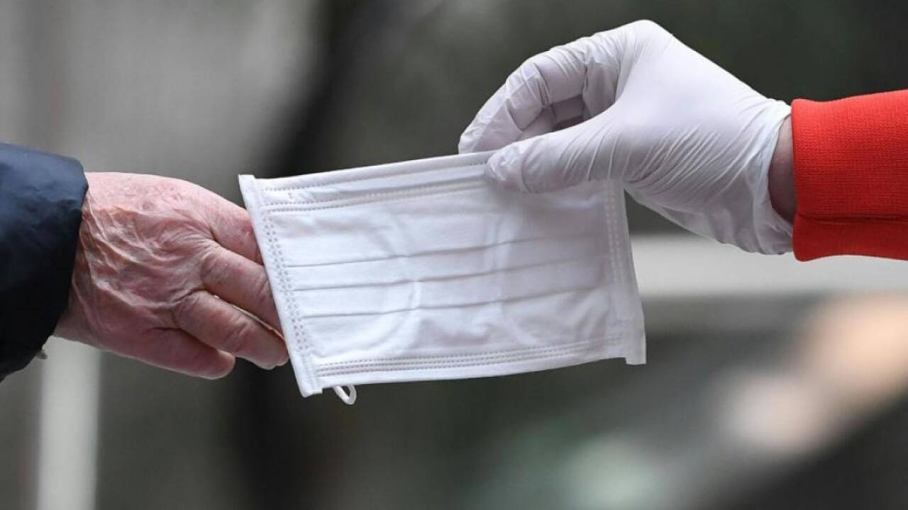 Wer aus dem Haus geht, sollte besser einen Mund-Nasen-Schutz mithaben Wer aus dem Haus geht, sollte besser einen Mund-Nasen-Schutz mithaben