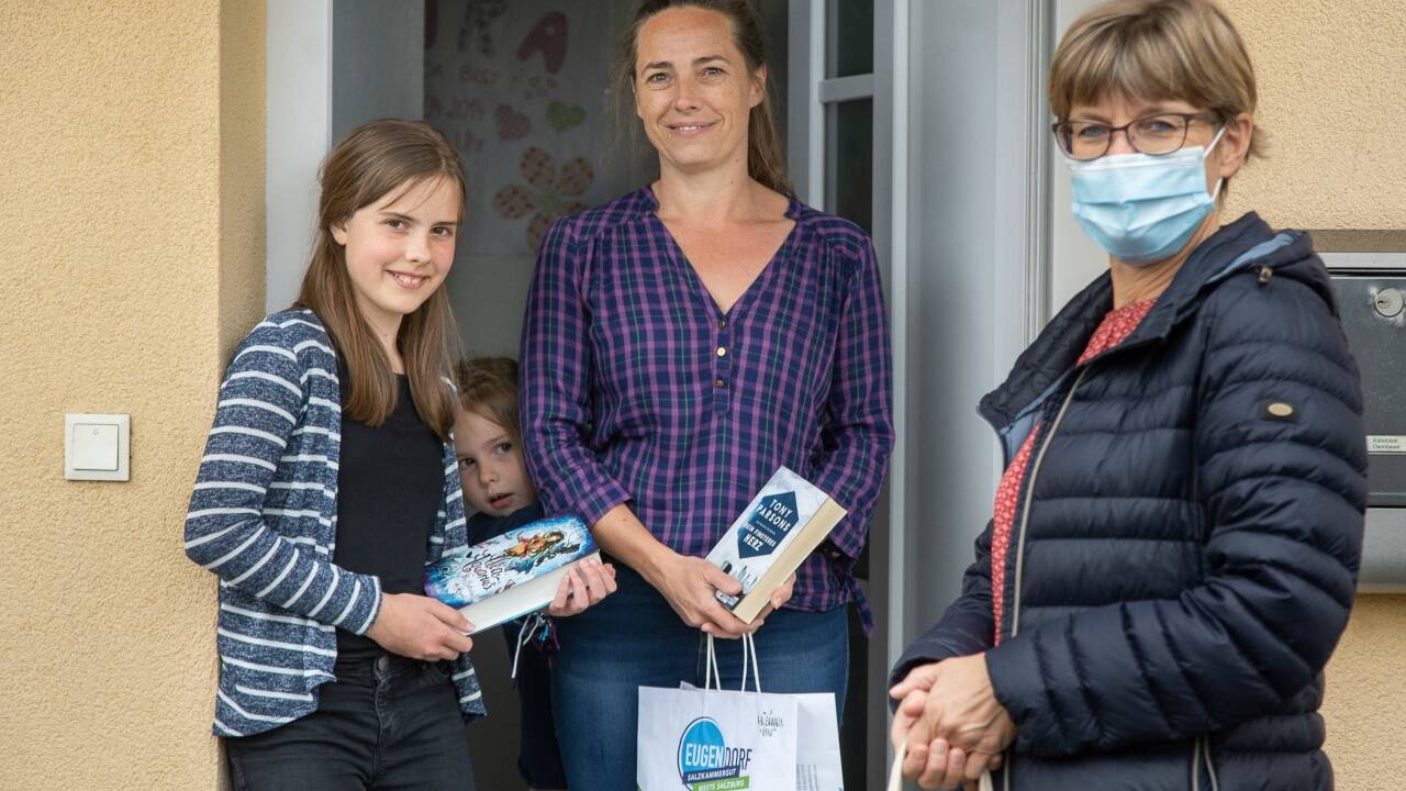 Elisabeth Käferböck mit Tochter Luisa und Laura. Maria Aigner (rechts) stellt die Bücher zu. 