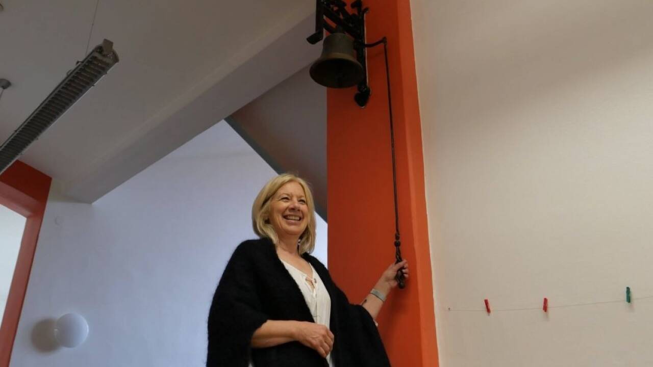 Volksschuldirektorin Ulrike Margreiter ist stolz auf ihr 115 Jahre altes Kleinod - die Schulglocke aus der Zeit der Monarchie. 