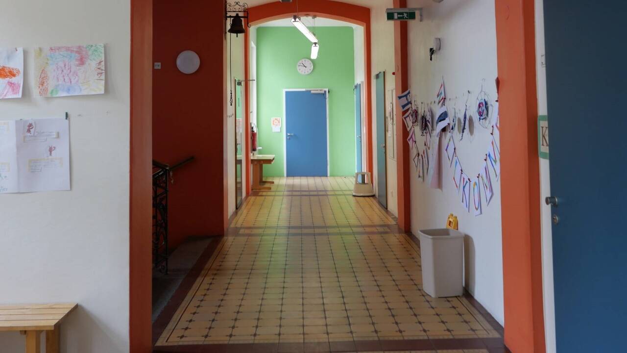Blick in den großzügigen Schulgang mit dem „Fliesenteppich„.  