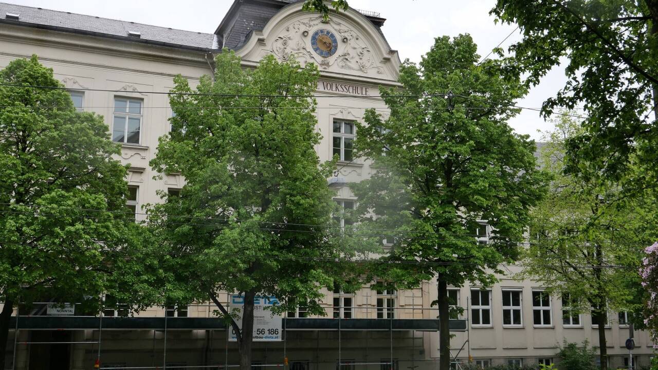 Der auffällige Rundbogen mit der Uhr und den Stuckblumen.  