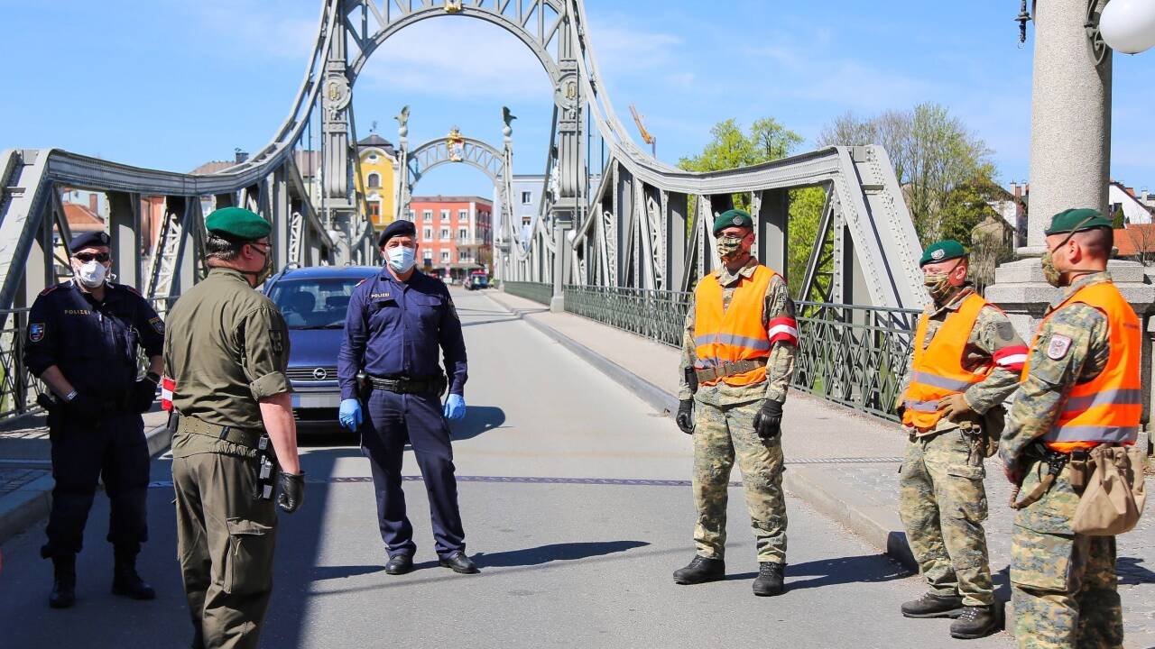 Tragen nicht länger erlaubt: Den Soldaten, die sich wie hier an der Grenze zwischen Oberndorf und Laufen im Assistenzeinsatz befinden, wurden per Befehl die rot-weiß-roten Armbinden verboten. Am Mittwoch hob Ministerin Tanner den umstrittenen Befehl wieder auf. 