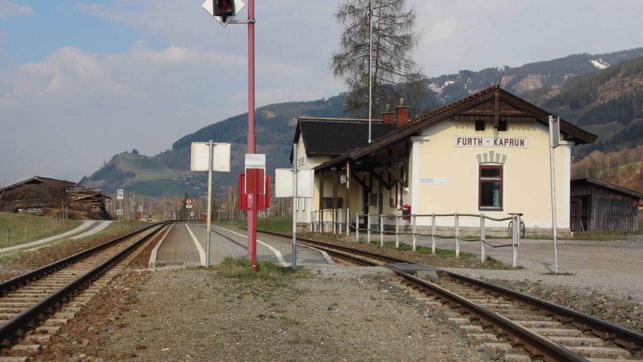 Der Bahnhof Fürth-Kaprun hat ausgedient. Bis September entstehen Park & Ride Plätze. Der Bahnhof Fürth-Kaprun hat ausgedient. Bis September entstehen Park & Ride Plätze.