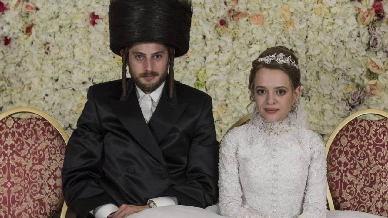 Yakov „Yanky“ Shapiro (Amit Rahav) und Esther „Esty“ Shapiro (Shira Haas) in der Netflix-Serie „Unorthodox“. 