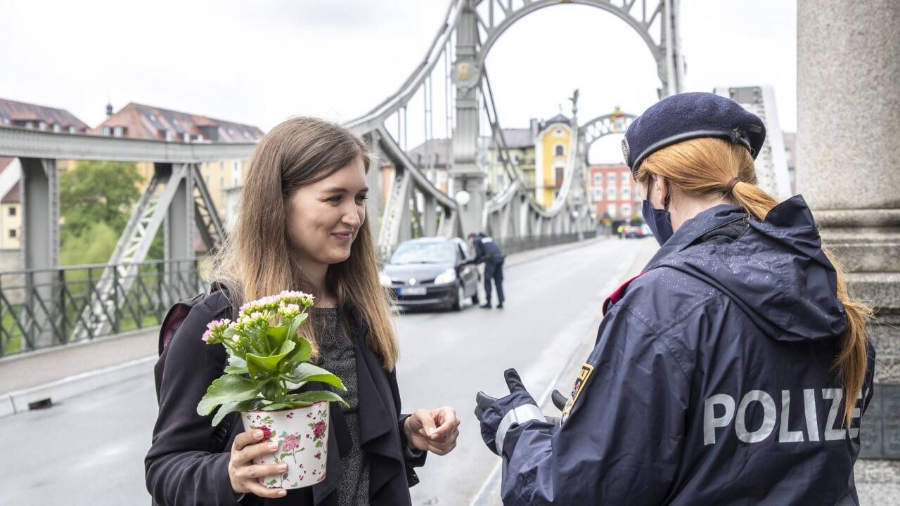 Sophie Wick brachte ihrer Mutter in Oberndorf einen Muttertagsgruß aus Laufen.  