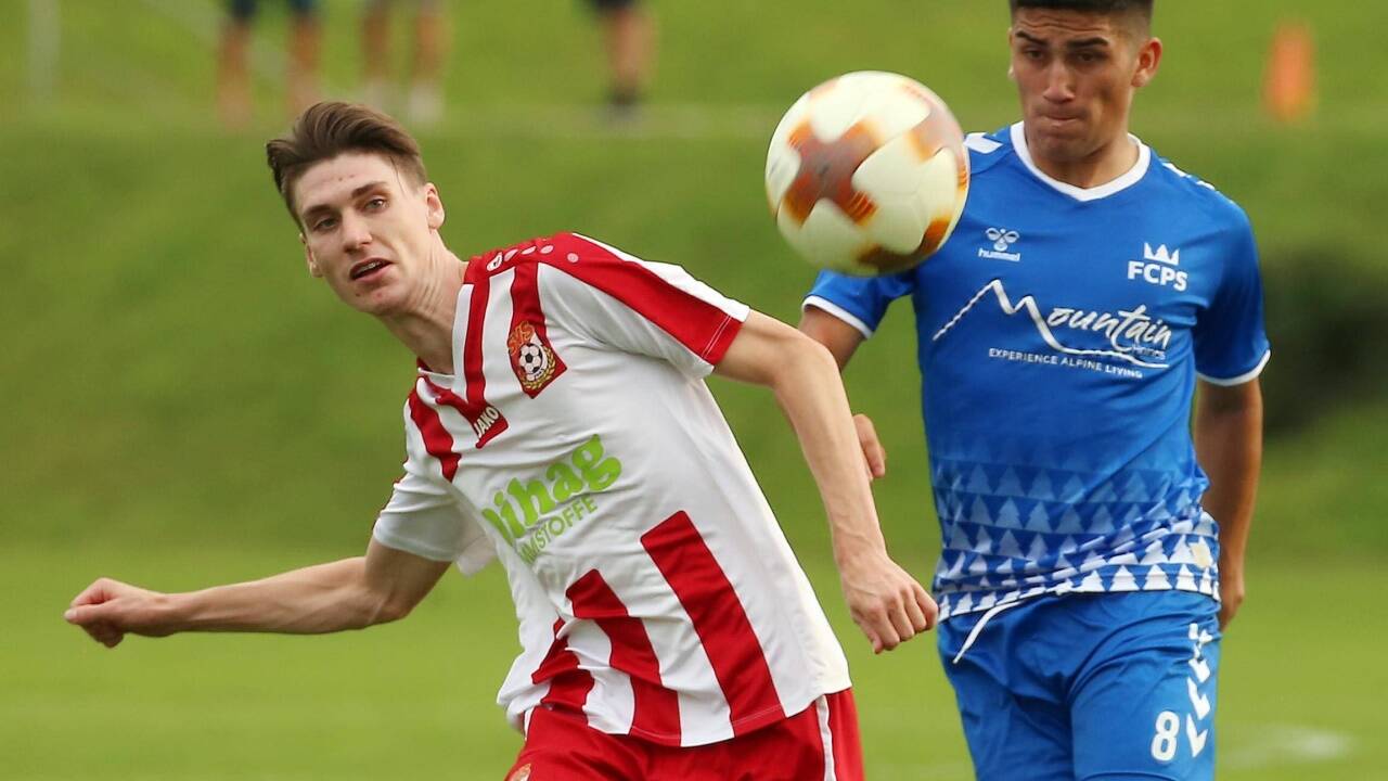 Seekirchen-Youngster Fabian Neumayr (l.) wird im Sommer wohl den Sprung in die 2. Liga schaffen.  