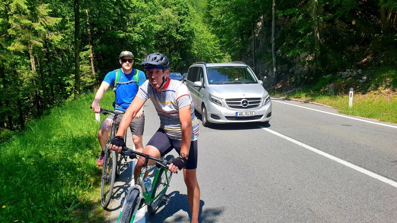 Die kurvenreiche B154 über den Scharfling ist für Radfahrer im Ausflugsverkehr nicht ungefährlich. Die kurvenreiche B154 über den Scharfling ist für Radfahrer im Ausflugsverkehr nicht ungefährlich.