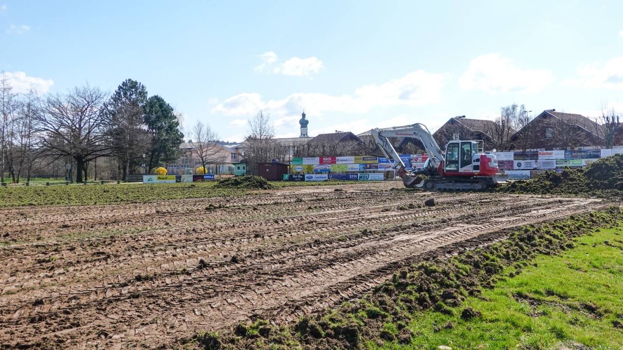Der Obertrumer Fußballplatz ist derzeit eine große Baustelle.  