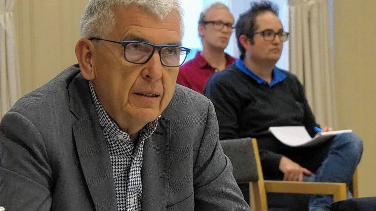 Der pensionierte Hofrat Herbert Prucher berichtete der Gemeindevertretung nach seiner Prüfung der Organisationsstrukturen im Halleiner Rathaus. 