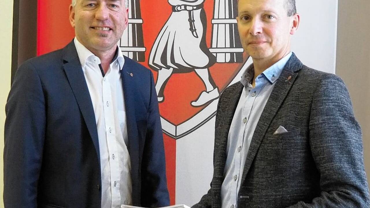 Harald Wasserbacher (r.) wurde von Bgm. Stangassinger als neuer ÖVP-Stadtrat angelobt... 