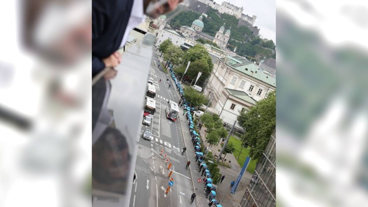Georg Imlauer (mit Visier) blickt auf „seine“ 255 Mitarbeiter. 