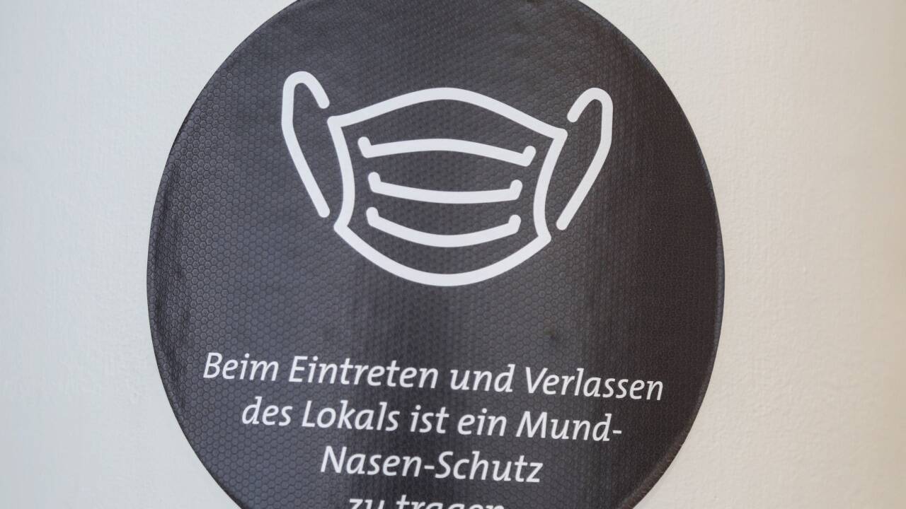 Gäste müssen bis zum Platz nehmen am Tisch einen Mund-Nasen-Schutz tragen. 