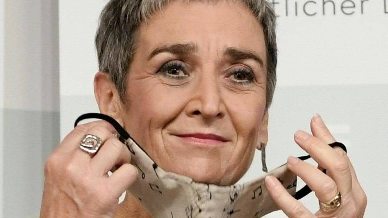 Nicht nur die Maske ist gefallen, sondern der Vorhang für die Kulturstaatssekretärin Ulrike Lunacek. Nach heftiger Kritik trat sie am Freitag zurück. 