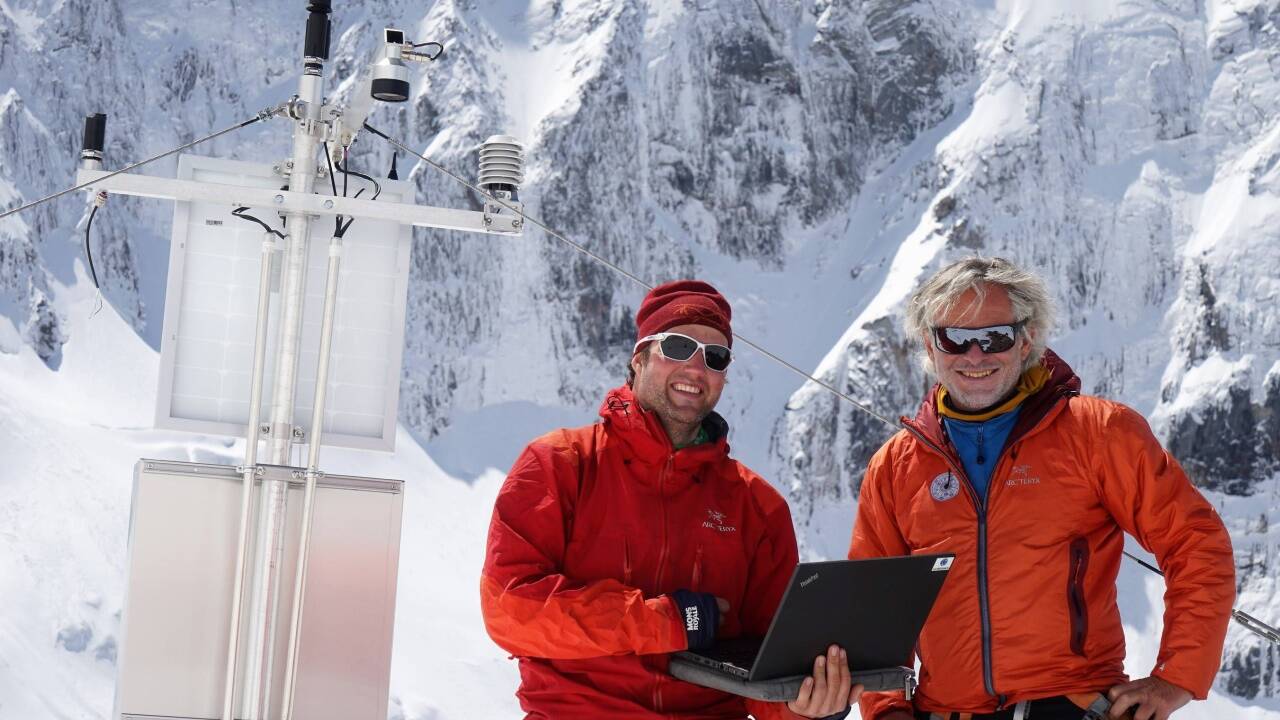 Robert Delleske von Georesearch und Gerald Valentin vom Landesgeologischen Dienst kontrollieren die Messstationen am Ödenwinkelkees. 