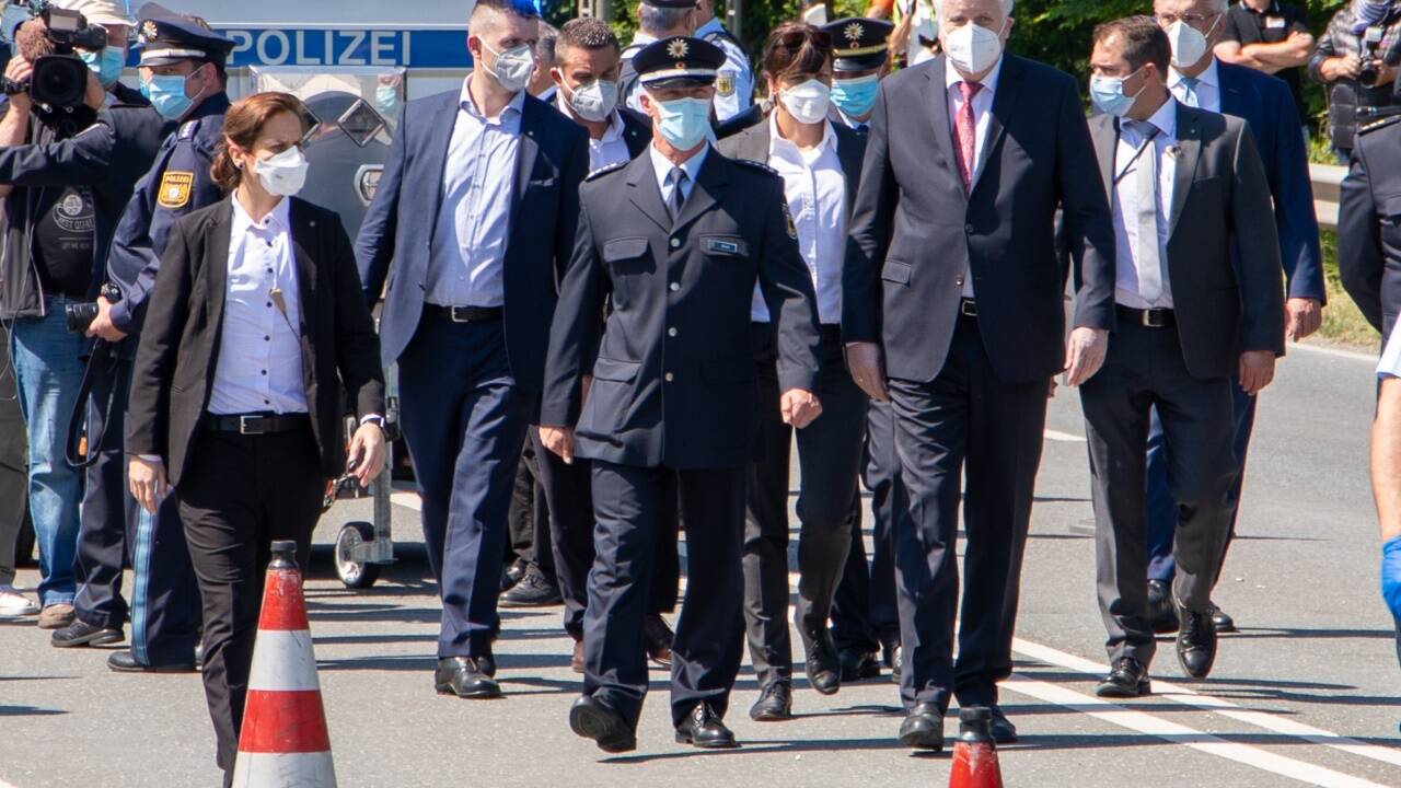 Auch der deutsche Innenminister Horst Seehofer trug einen Mund-Nasen-Schutz.  Auch der deutsche Innenminister Horst Seehofer trug einen Mund-Nasen-Schutz.