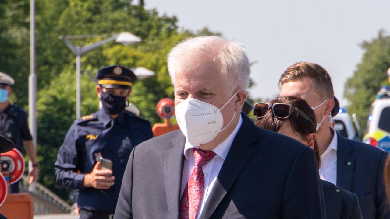 Auch der deutsche Innenminister Horst Seehofer trug einen Mund-Nasen-Schutz.  Auch der deutsche Innenminister Horst Seehofer trug einen Mund-Nasen-Schutz.