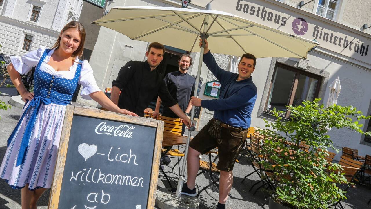 Sie eröffnen das Traditionsgasthaus am 1. Juni neu: Verena Schrofner, Finn Kunze, Dennis Markov und Alexander Knoll. Sie eröffnen das Traditionsgasthaus am 1. Juni neu: Verena Schrofner, Finn Kunze, Dennis Markov und Alexander Knoll.